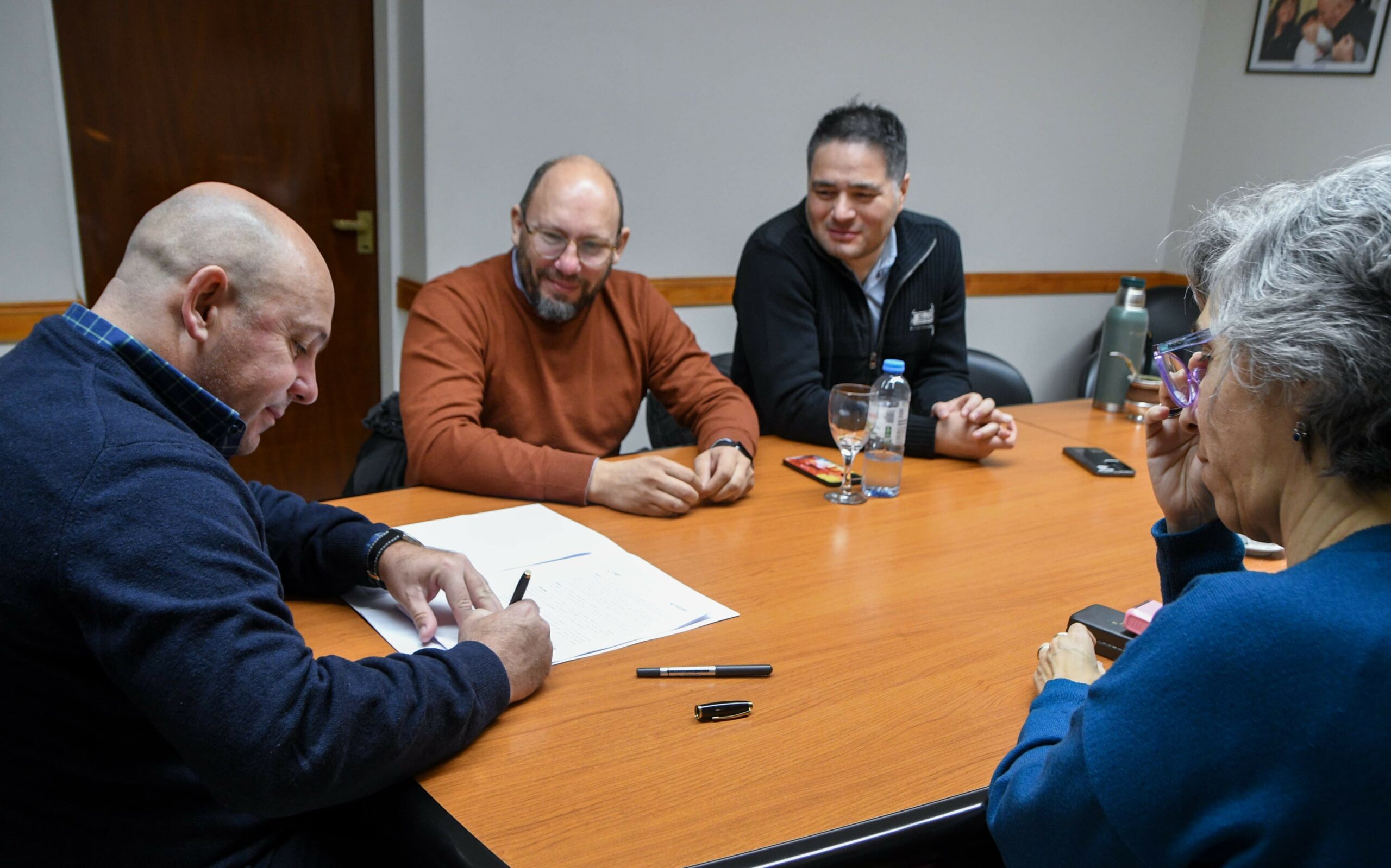SASTRE FIRMÓ UN CONVENIO PARA QUE EL IMI DICTE CURSOS EN LA UNIVERSIDAD DEL CHUBUT