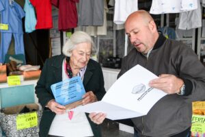 SASTRE VISITÓ Y RECONOCIÓ A LA DUEÑA DEL HISTÓRICO COMERCIO “TEXTIL MADRYN”