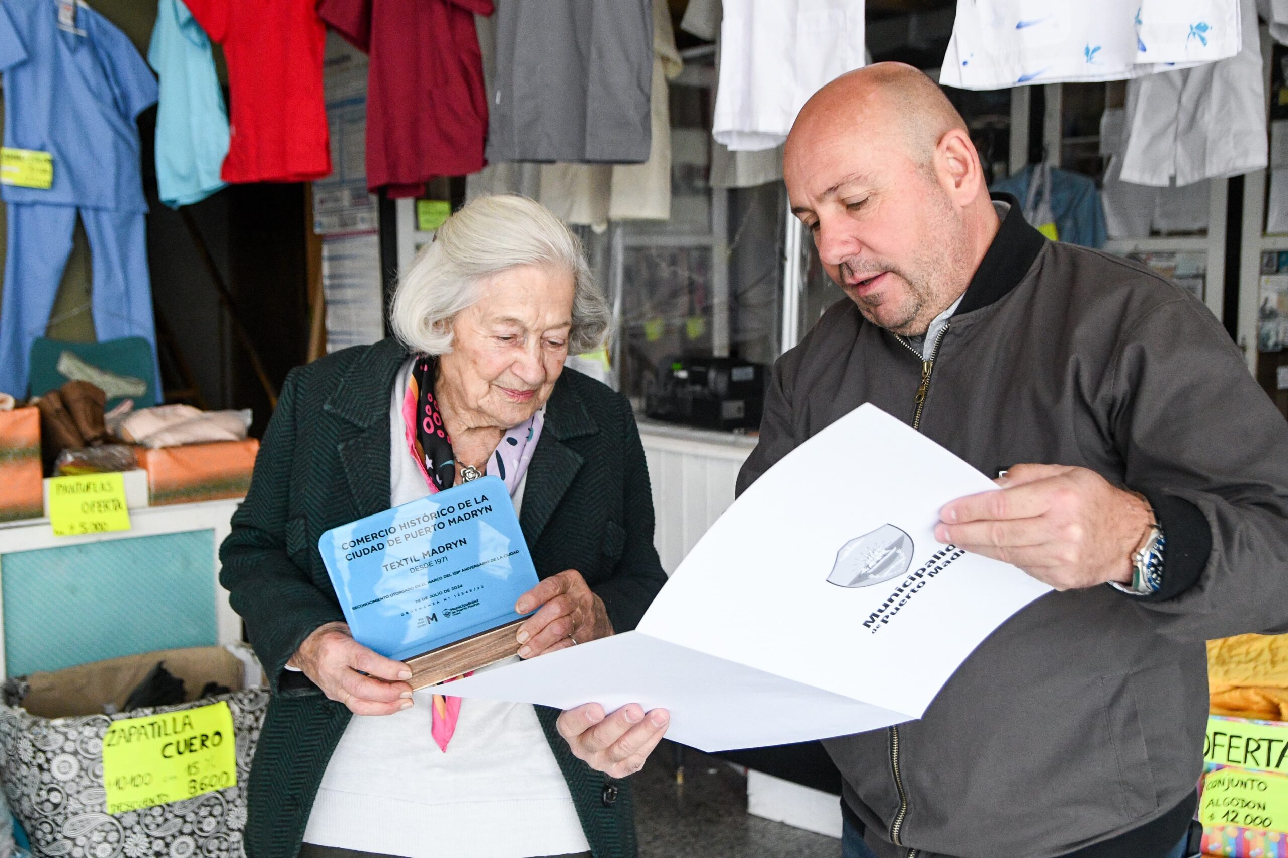 SASTRE VISITÓ Y RECONOCIÓ A LA DUEÑA DEL HISTÓRICO COMERCIO “TEXTIL MADRYN”