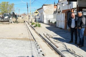 SASTRE RECORRIÓ LOS AVANCES DEL ADOQUINADO EN LA CALLE BERWYN