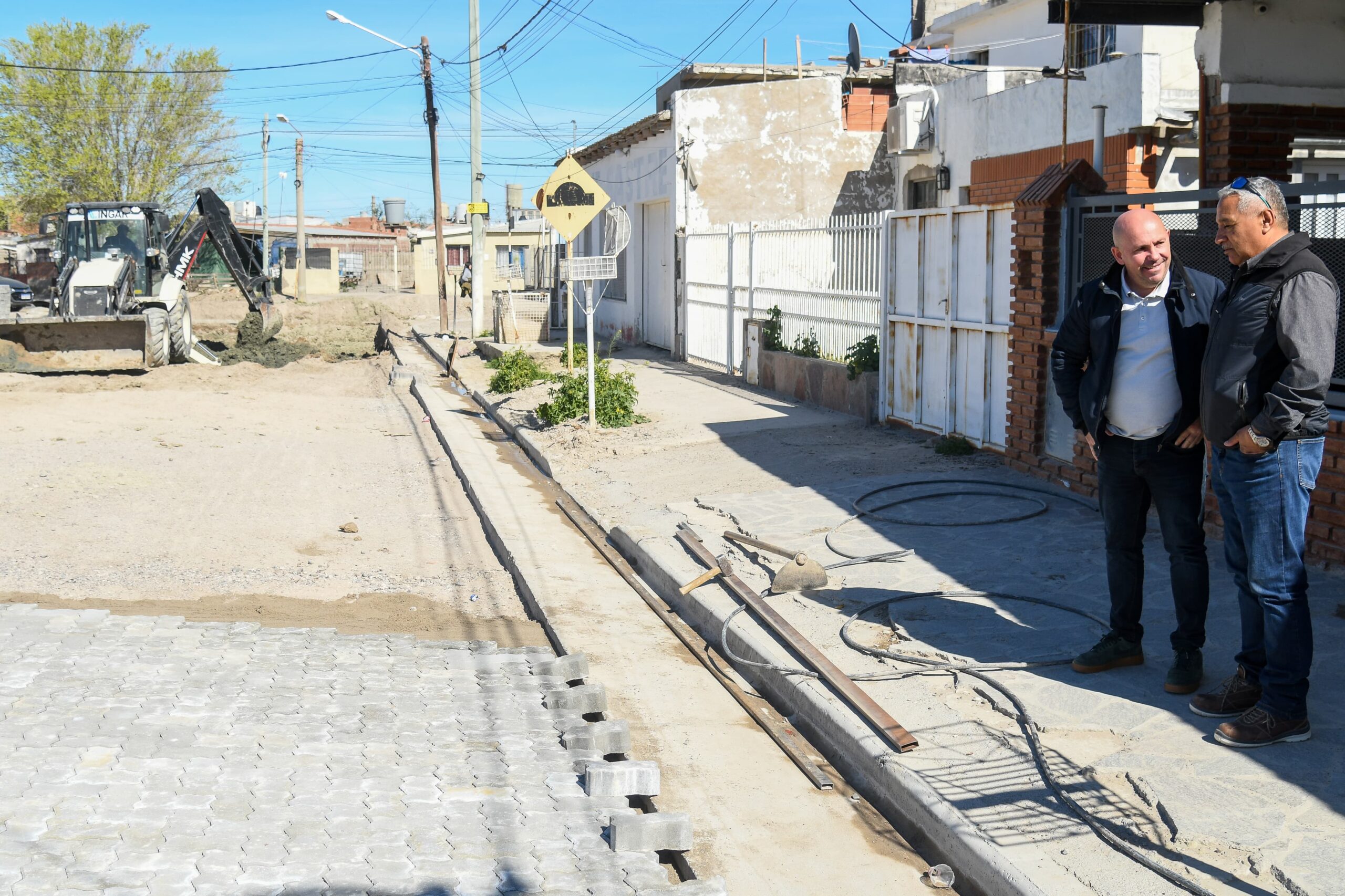 SASTRE RECORRIÓ LOS AVANCES DEL ADOQUINADO EN LA CALLE BERWYN