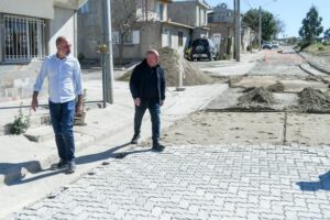 SASTRE RECORRIÓ LA OBRA DE ADOQUINADO QUE SE ESTÁ EJECUTANDO EN EL BARRIO PUJOL