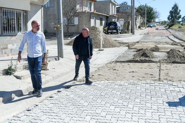 SASTRE RECORRIÓ LA OBRA DE ADOQUINADO QUE SE ESTÁ EJECUTANDO EN EL BARRIO PUJOL