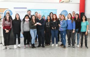 EL INTENDENTE ENCABEZÓ LA ENTREGA DE CARNETS A DECENAS DE VECINOS QUE REALIZARON EL CURSO DE MANIPULACIÓN DE ALIMENTOS