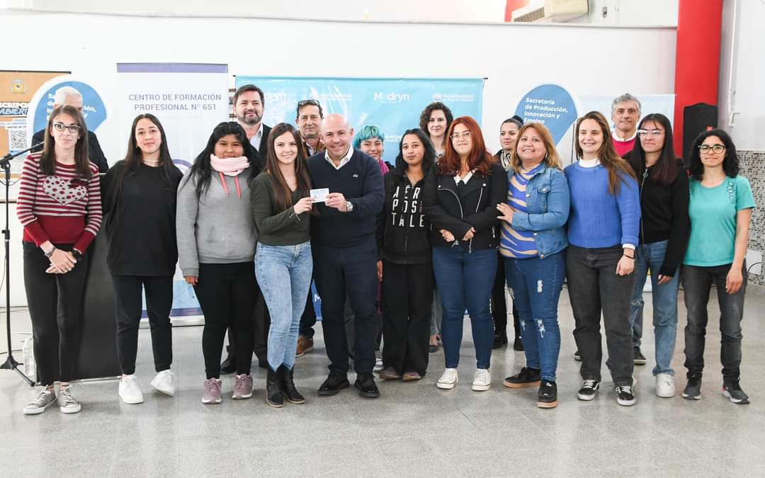 EL INTENDENTE ENCABEZÓ LA ENTREGA DE CARNETS A DECENAS DE VECINOS QUE REALIZARON EL CURSO DE MANIPULACIÓN DE ALIMENTOS