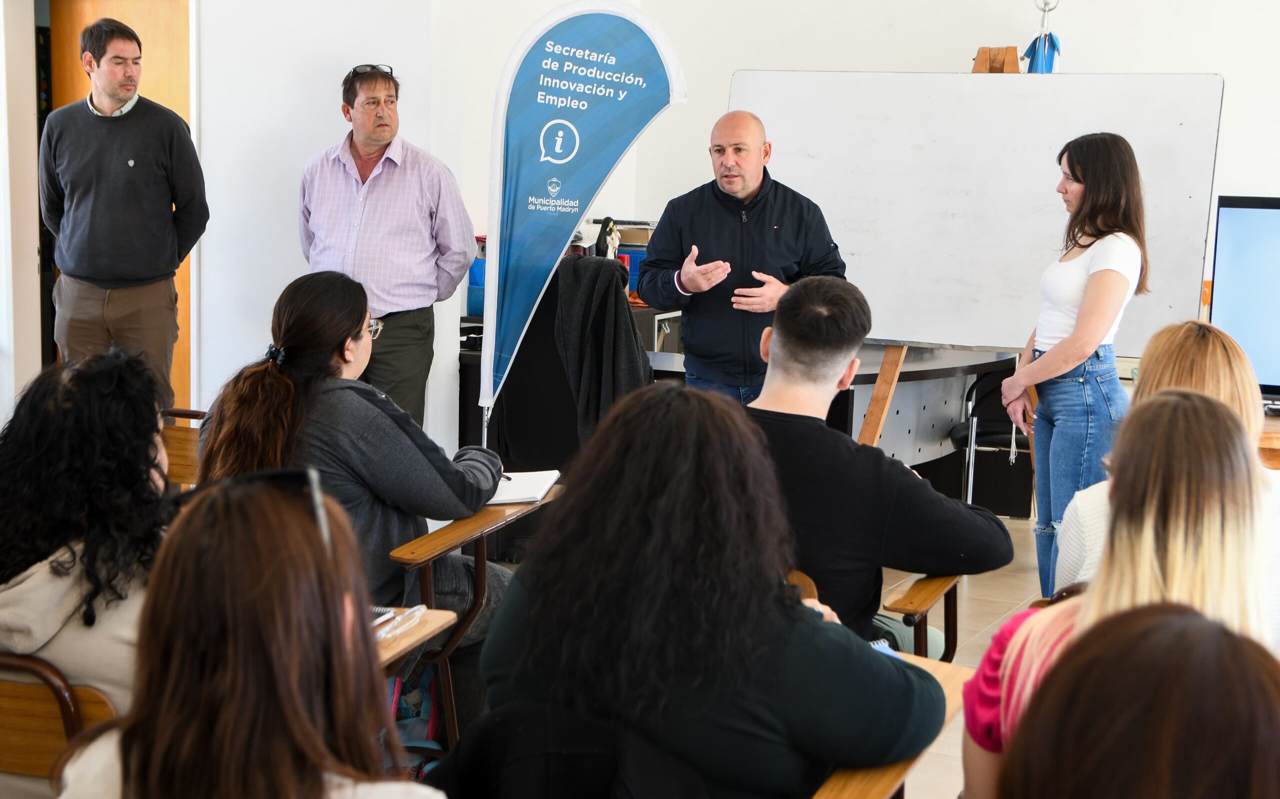 EL INTENDENTE ENCABEZÓ LA PRESENTACIÓN DE CURSOS PARA OPTIMIZAR EL FUNCIONAMIENTO DE LAS DISTINTAS ÁREAS DEL MUNICIPIO