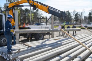 SASTRE DESTACÓ LA COLOCACIÓN DE COLUMNAS DE HORMIGÓN EN DISTINTOS PUNTOS PARA OPTIMIZAR EL SISTEMA DE DISTRIBUCIÓN DE ENERGÍA