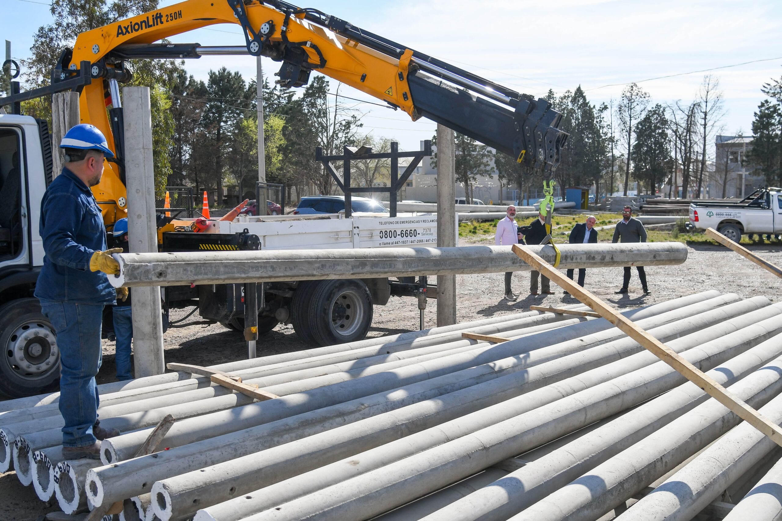 SASTRE DESTACÓ LA COLOCACIÓN DE COLUMNAS DE HORMIGÓN EN DISTINTOS PUNTOS PARA OPTIMIZAR EL SISTEMA DE DISTRIBUCIÓN DE ENERGÍA