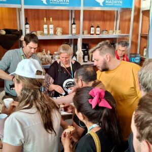 EMPRENDEDORES MADRYNENSES SE LUCIERON EN LA FIT