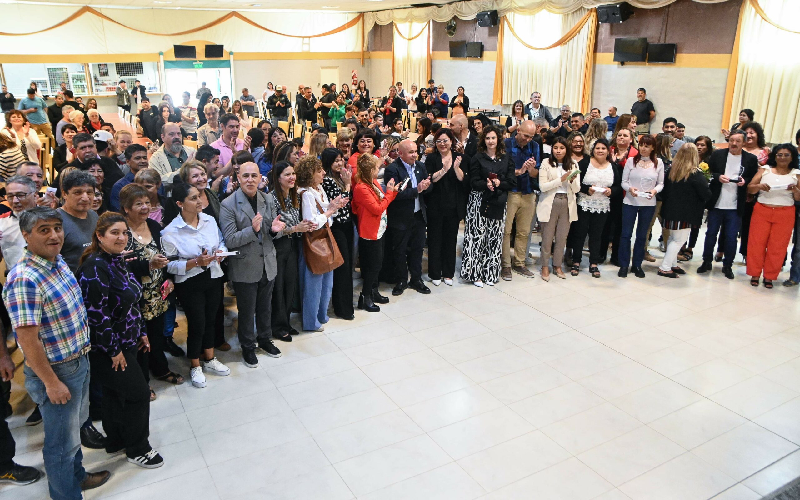 EL INTENDENTE ENTREGÓ RECONOCIMIENTOS A EMPLEADOS MUNICIPALES EN SU DÍA