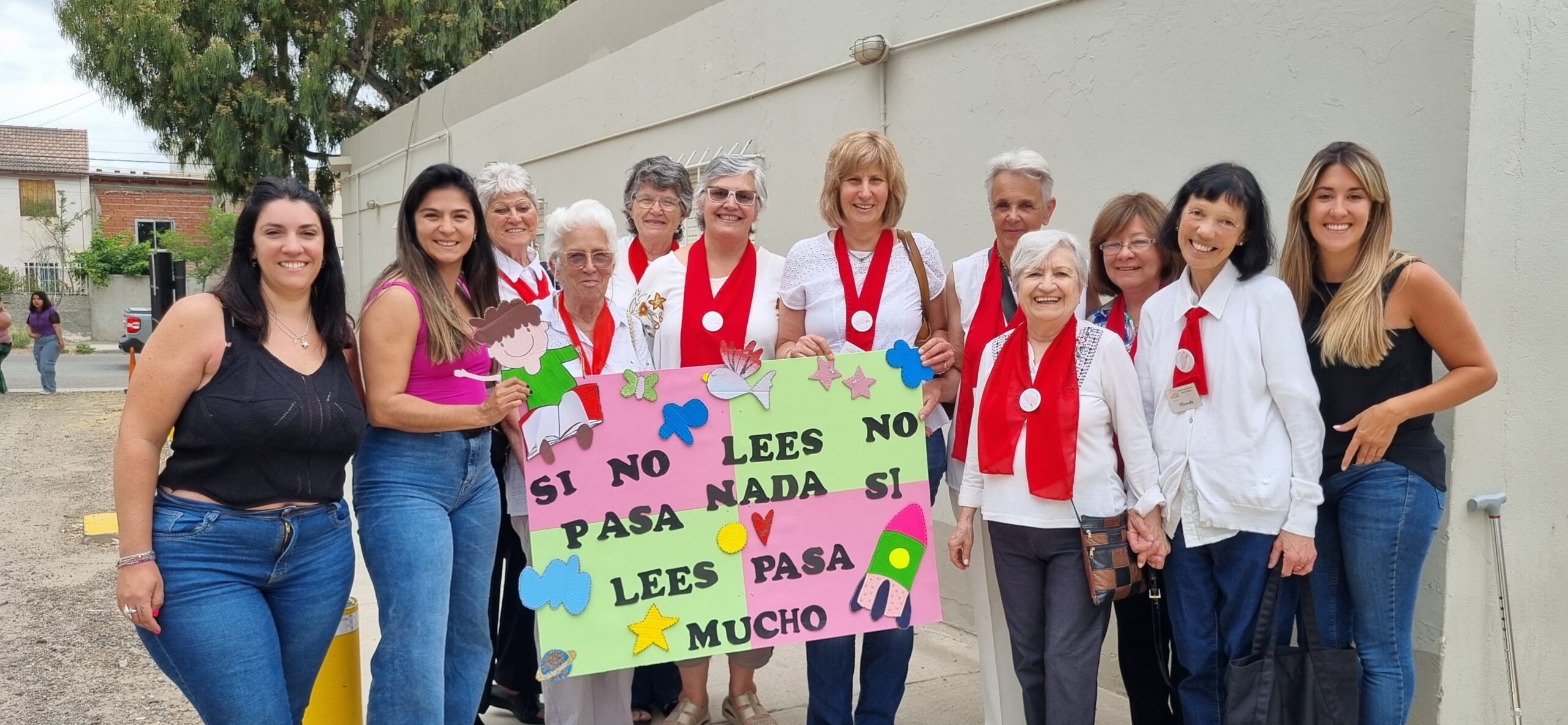SE DISTINGUIÓ A LAS ABUELAS LEE CUENTOS