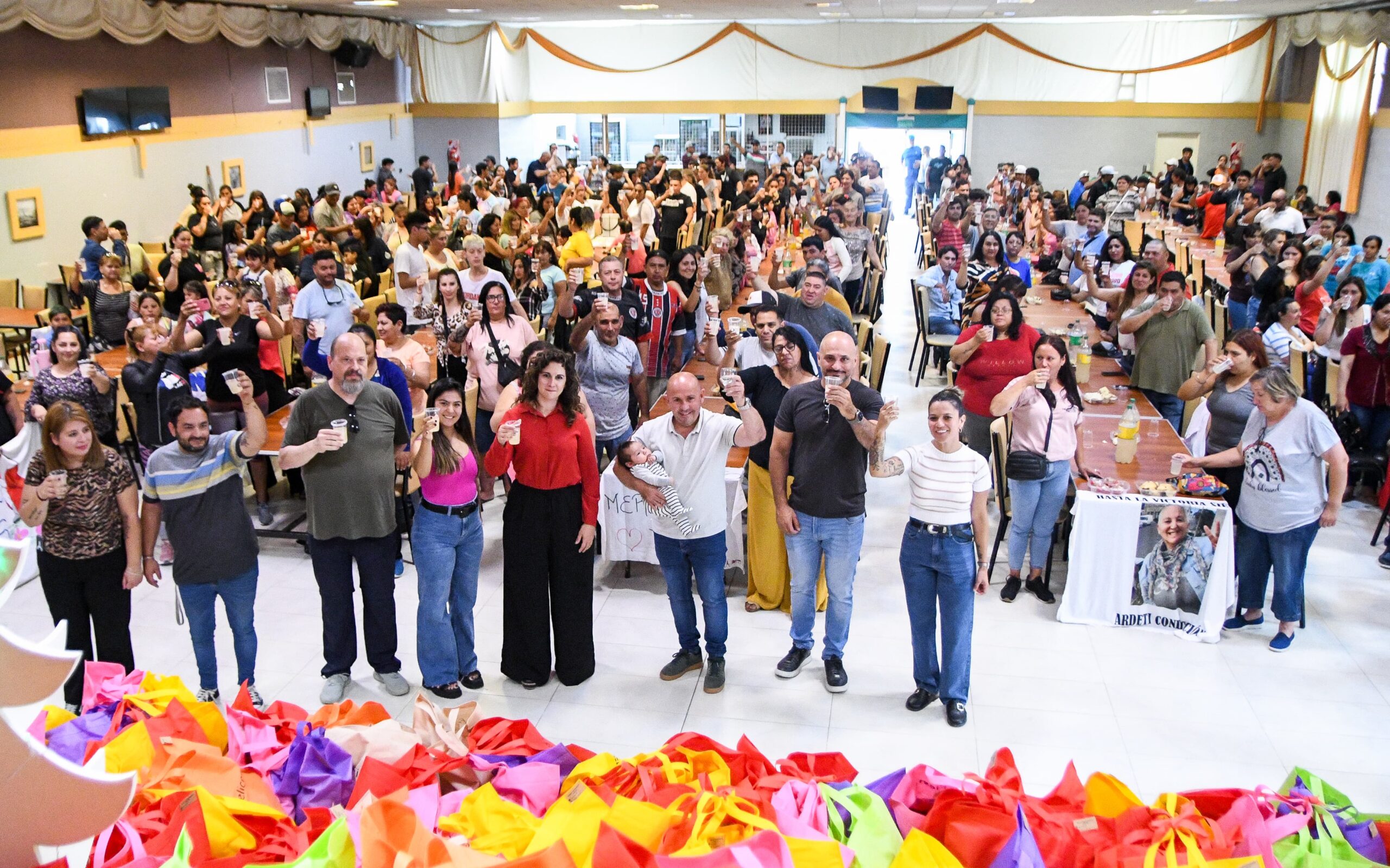 SASTRE ENTREGÓ PRODUCTOS NAVIDEÑOS PARA LOS DISTINTOS ESPACIOS COMUNITARIOS DE LA CIUDAD