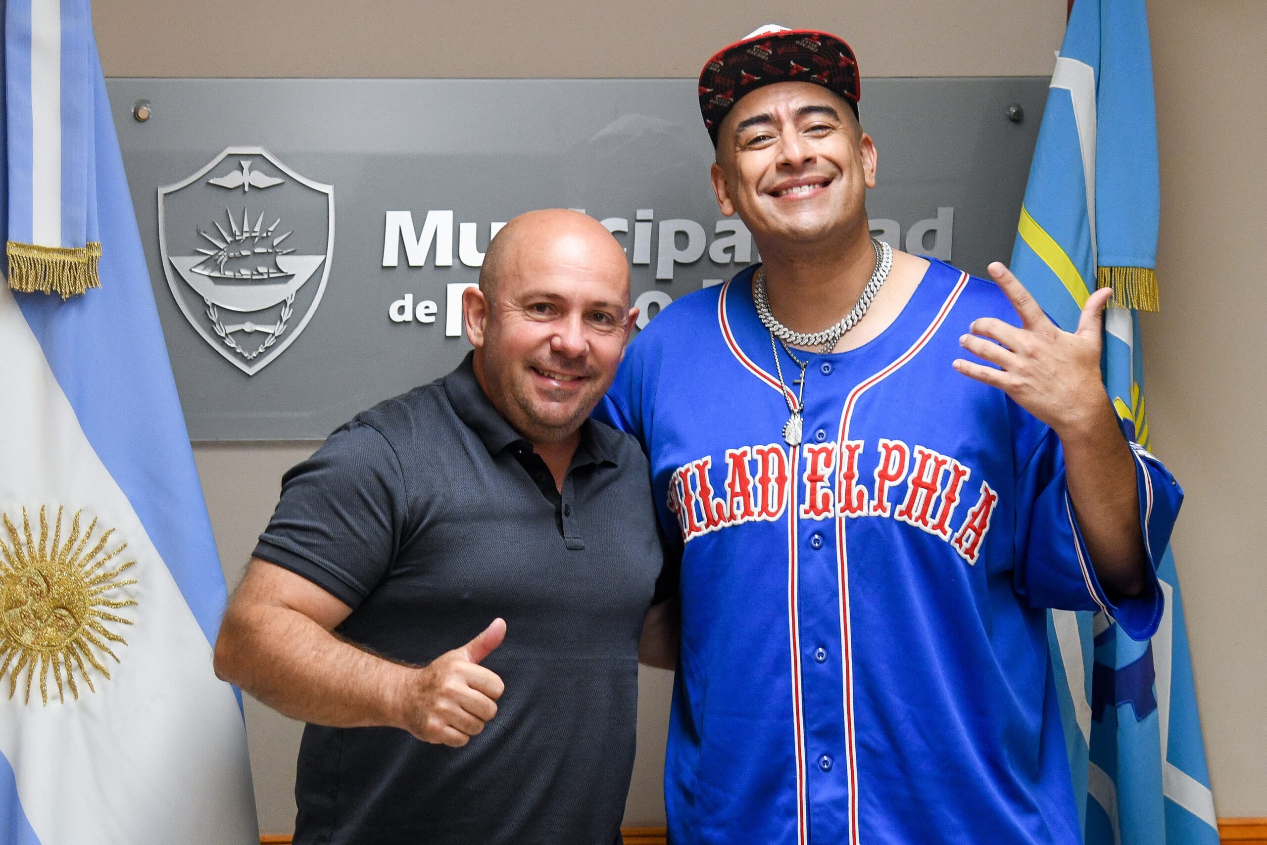 EL INTENDENTE RECIBIÓ AL CANTANTE DE “LOS DRAGONES” Y LO FELICITÓ POR SU GRAN PRESENTE