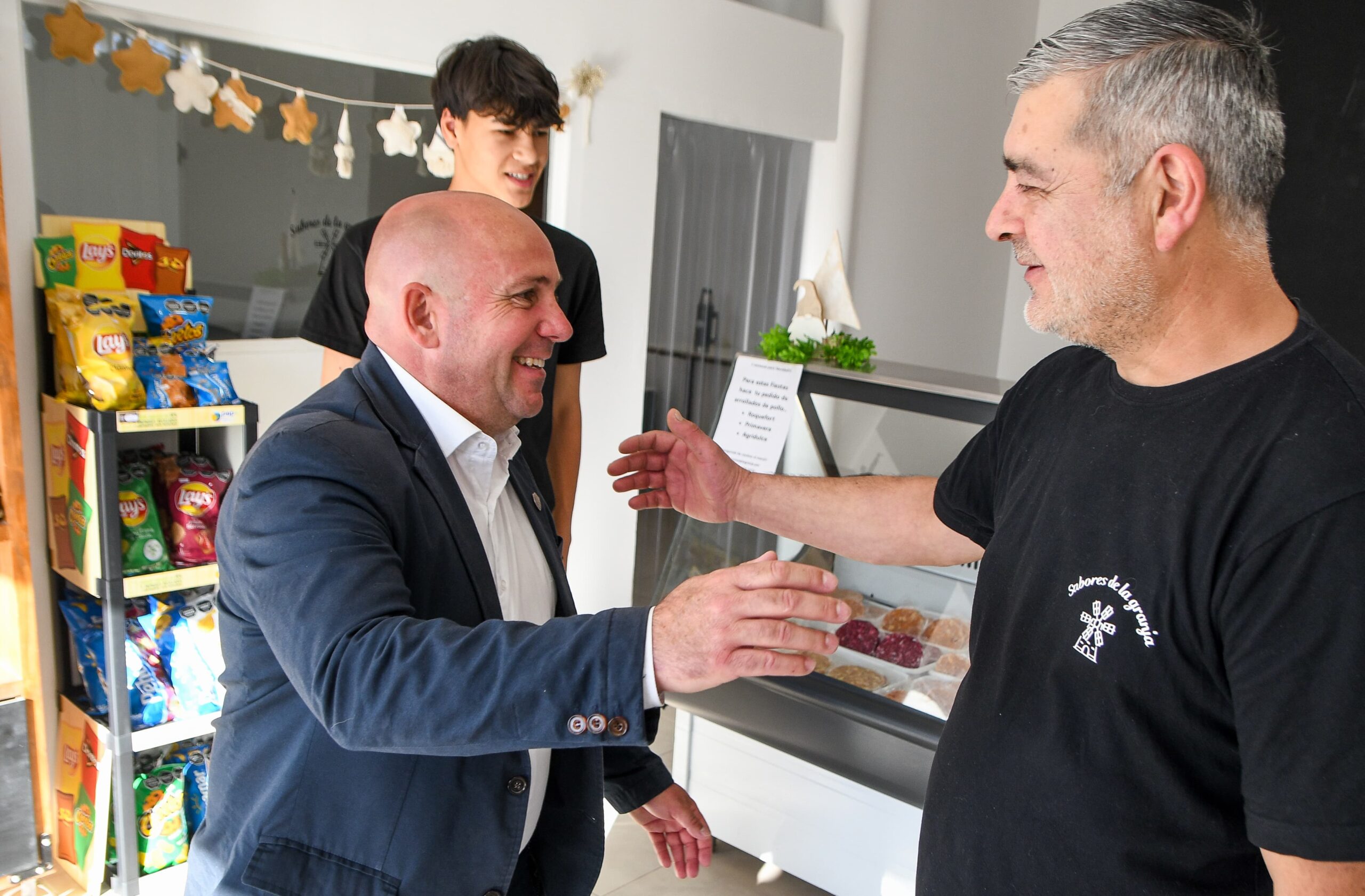 ACOMPAÑAMIENTO A EMPRENDIMIENTOS LOCALES: EL INTENDENTE VISITÓ EL COMERCIO “SABORES DE LA GRANJA”