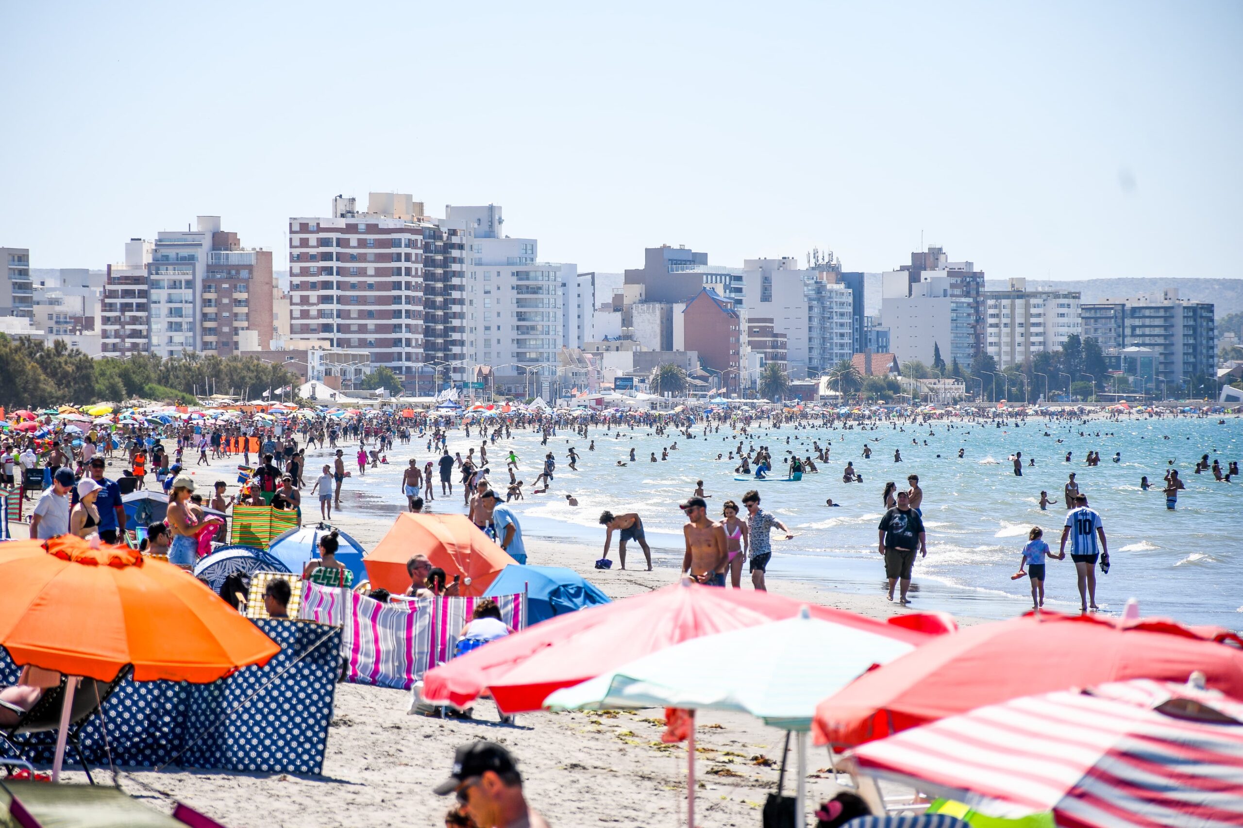 DURANTE LA PRIMERA SEMANA DEL 2025, LA CANTIDAD DE VISITANTES QUE LLEGÓ A PUERTO MADRYN AUMENTÓ UN 39% EN COMPARACIÓN CON EL AÑO PASADO