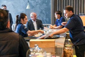 EL INTENDENTE RECORRIÓ LA CAFETERÍA “LOICA” Y RECONOCIÓ EL ESFUERZO REALIZADO POR LOS JÓVENES EMPRENDEDORES DE PUERTO MADRYN