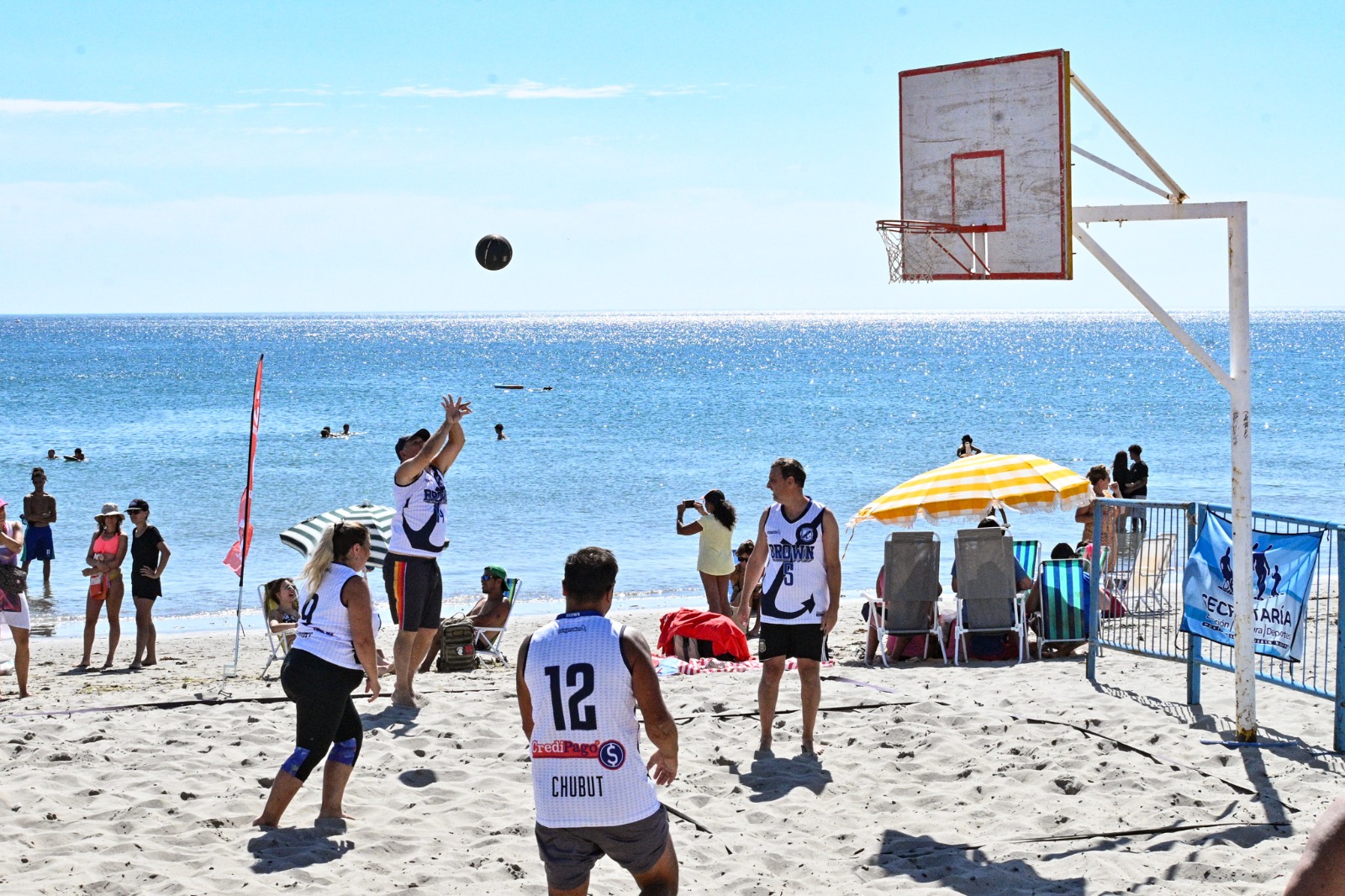 EL TALLER DE BÁSQUET PLAYA YA SE DESARROLLA EN LA COSTA MADRYNENSE