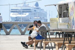 VUELVE EL PATIO GASTRONÓMICO ARGENTO AL MUELLE PIEDRA BUENA PARA RECIBIR AL NORWEGIAN STAR
