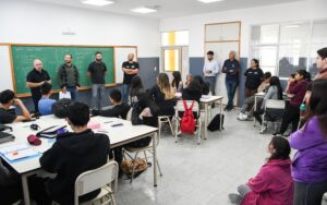 EL INTENDENTE BRINDÓ DETALLES A ESTUDIANTES DE LA ESCUELA Nº 7707 DE LAS BECAS PARA ESTUDIAR EN EL INSTITUTO UNIVERSITARIO RIVER PLATE