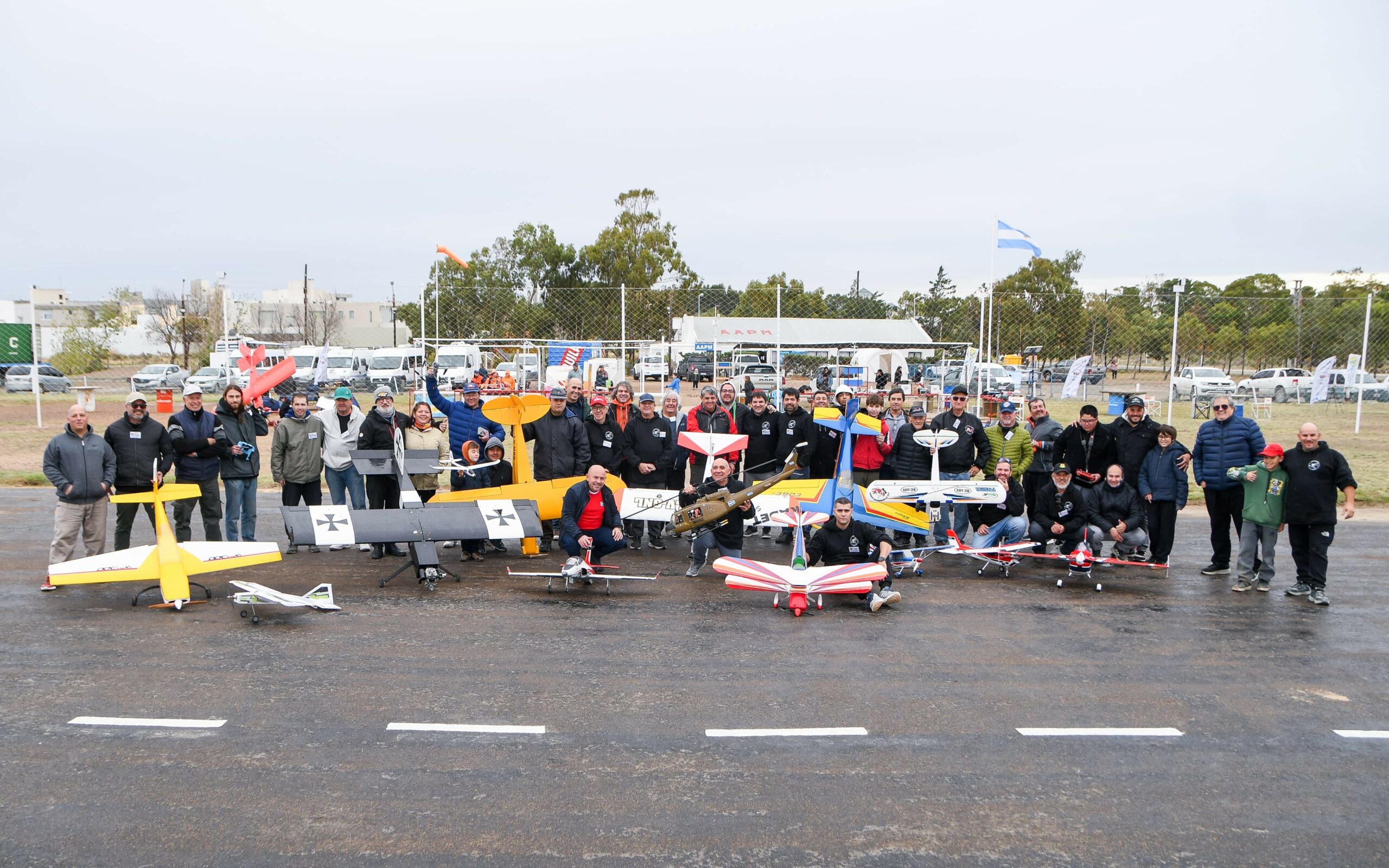 EL INTENDENTE PARTICIPÓ DEL GRAN ENCUENTRO DE AEROMODELISMO QUE SE HIZO EN PUERTO MADRYN