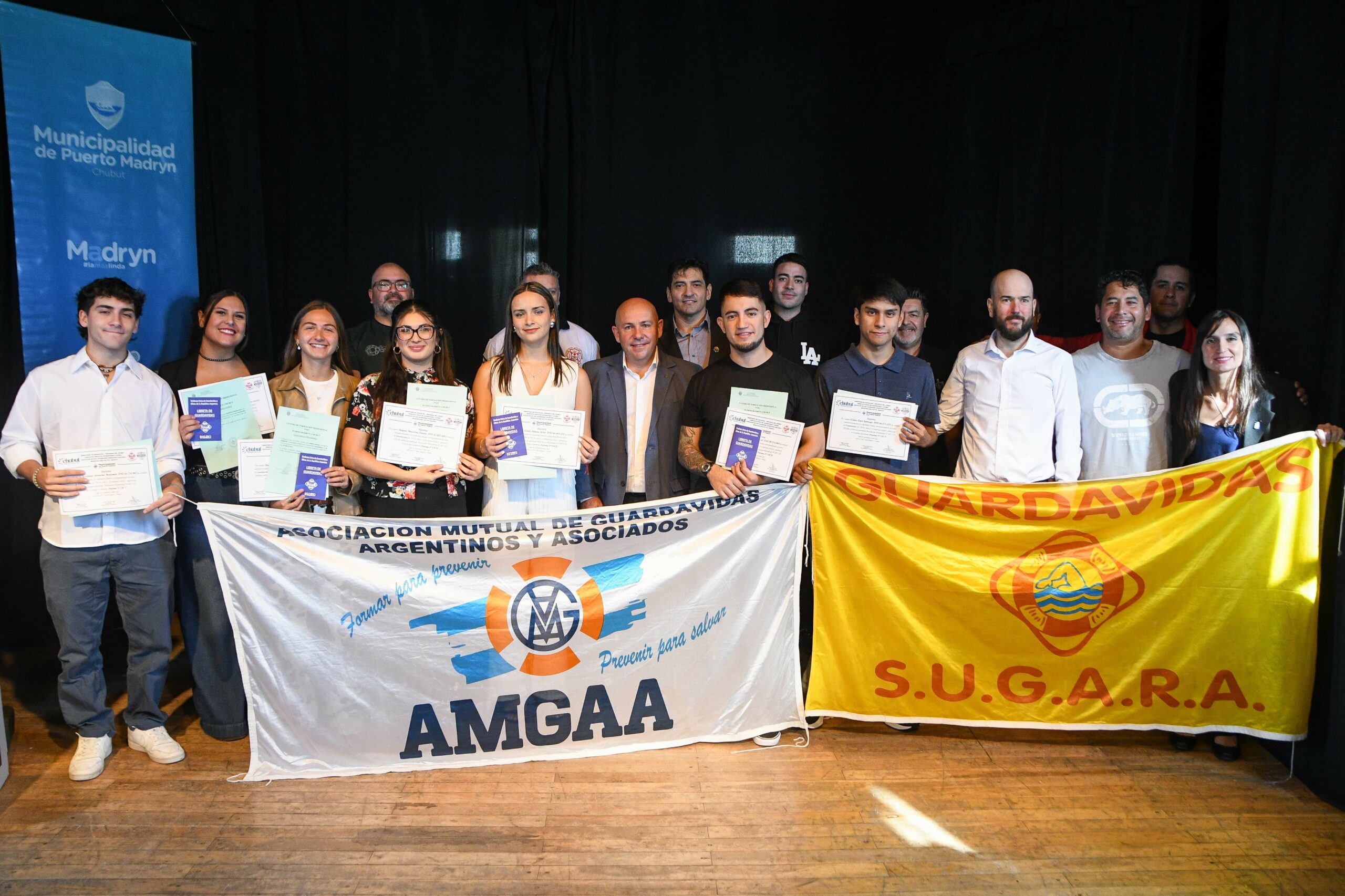 EL INTENDENTE LE ENTREGÓ LOS CERTIFICADOS A LOS NUEVOS GUARDAVIDAS DE LA CIUDAD