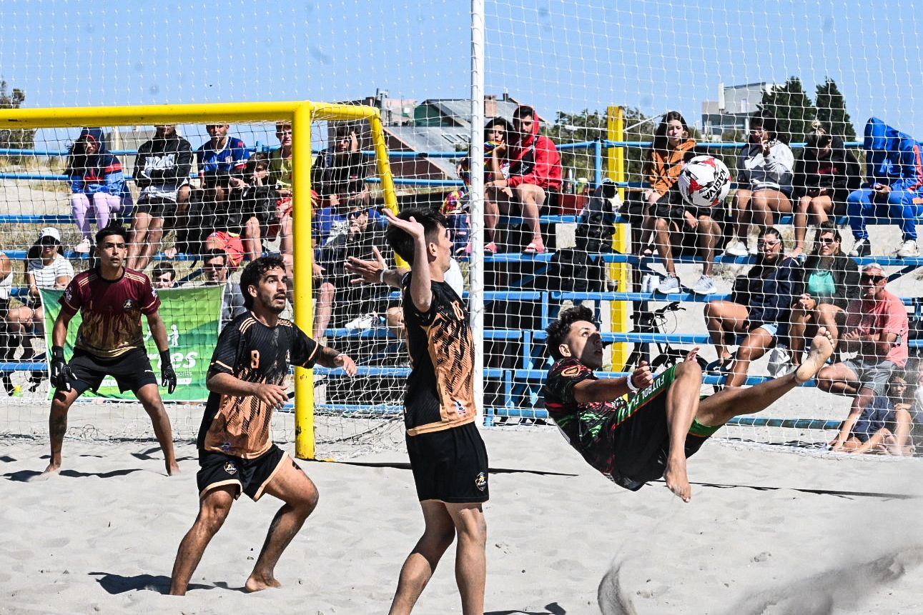 ESTE SÁBADO HABRÁ UNA CLÍNICA DE FÚTBOL PLAYA PARA ESTUDIANTES UNIVERSITARIOS