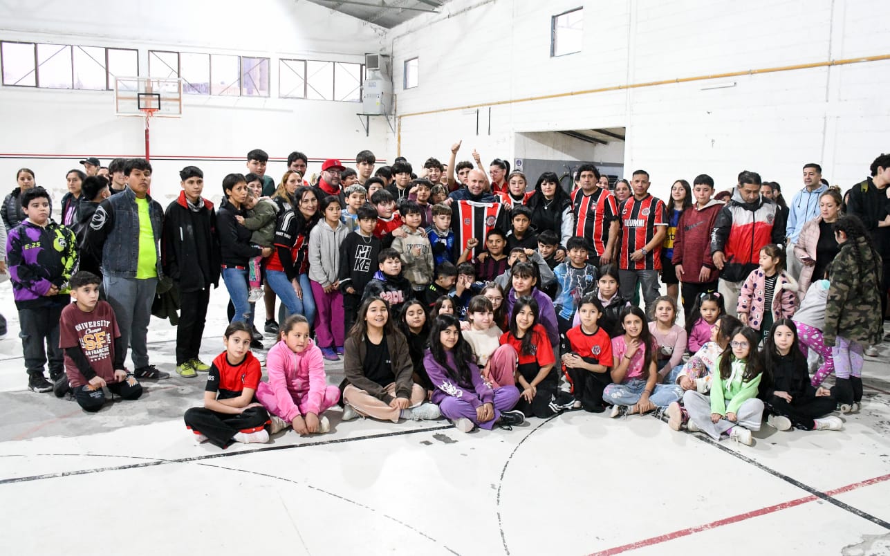 SASTRE ENTREGÓ APORTES AL CLUB DEPORTIVO Y CULTURAL ALUMNI Y ANUNCIÓ QUE EL MUNICIPIO REFACCIONARÁ EL GIMNASIO