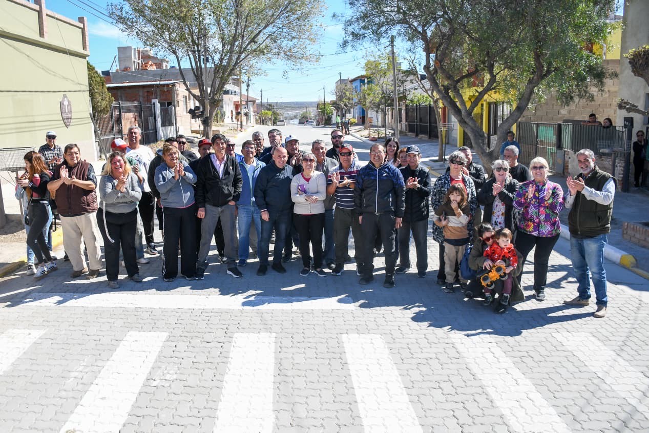A TRAVÉS DEL PLAN MIXTO DE ADOQUINADO, SE ESTÁ LLEGANDO CON OBRAS A TODOS LOS BARRIOS DE PUERTO MADRYN