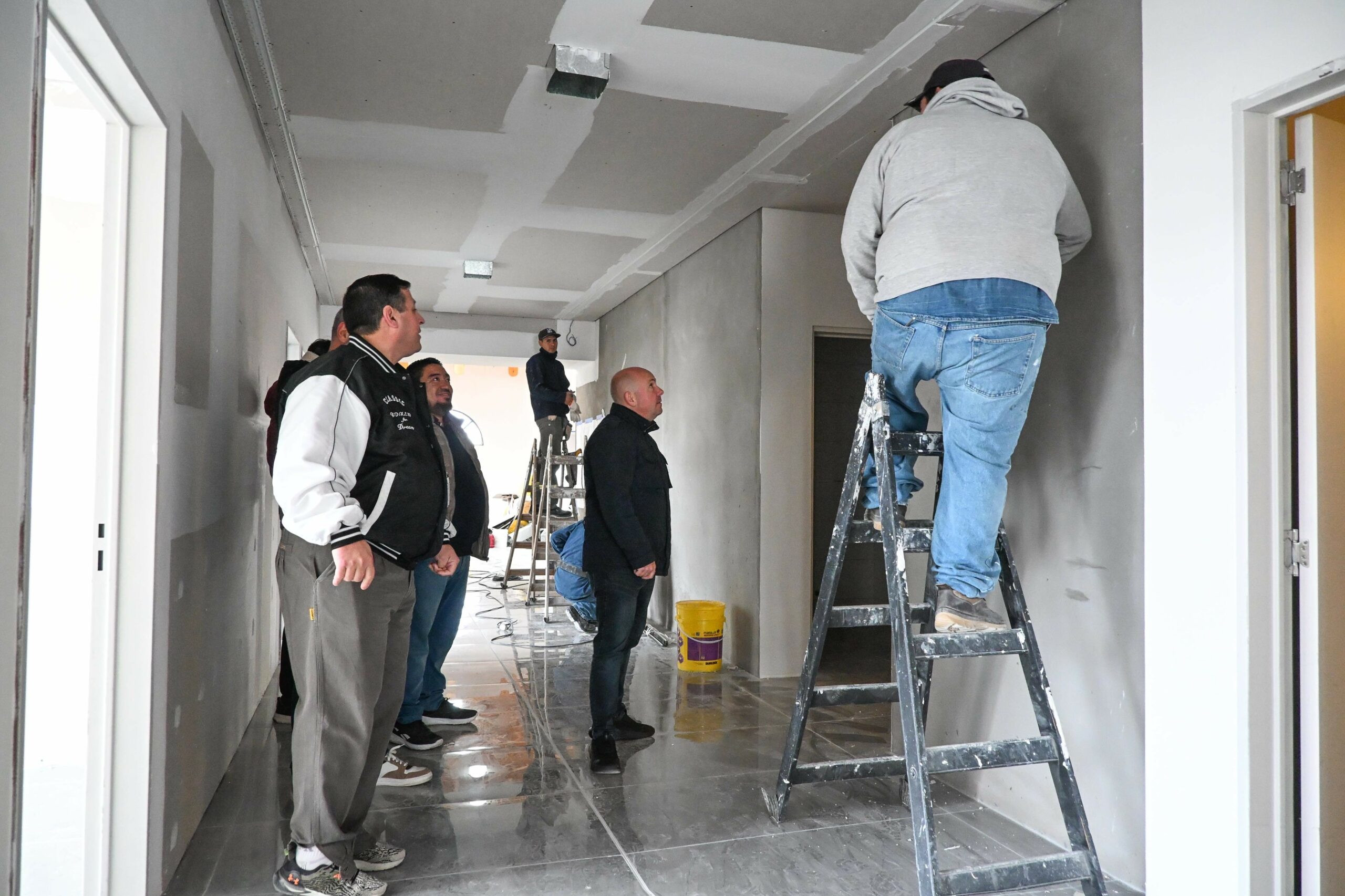 SASTRE RECORRIÓ LA CONSTRUCCIÓN DE 11 CONSULTORIOS EN LA SEDE LOCAL DE AMPAL
