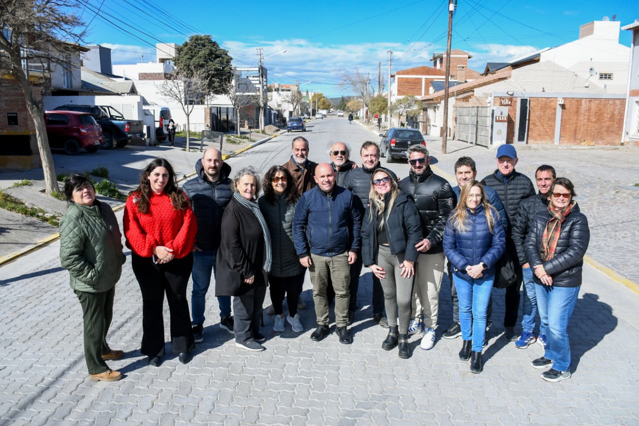 EL PLAN MIXTO DE ADOQUINADO DE PUERTO MADRYN CONTINÚA SU DESARROLLO CON ÉXITO