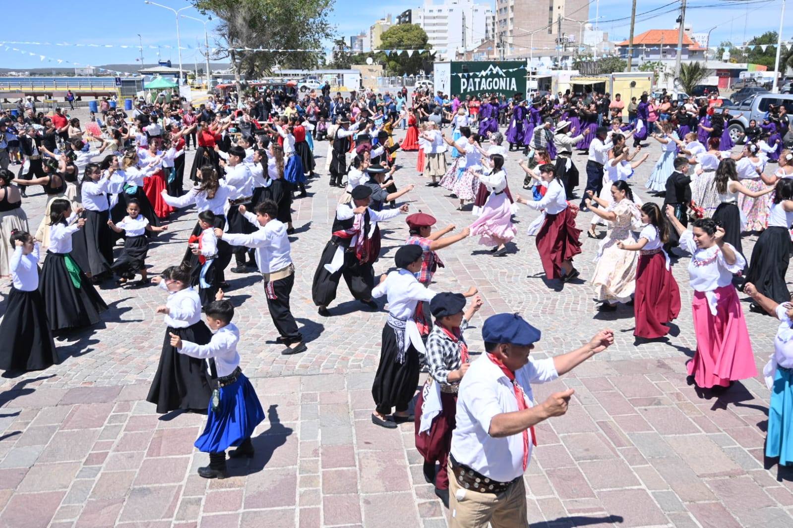 CONVOCAN A BALLETS PARA PARTICIPAR DEL DÍA DE LA TRADICIÓN