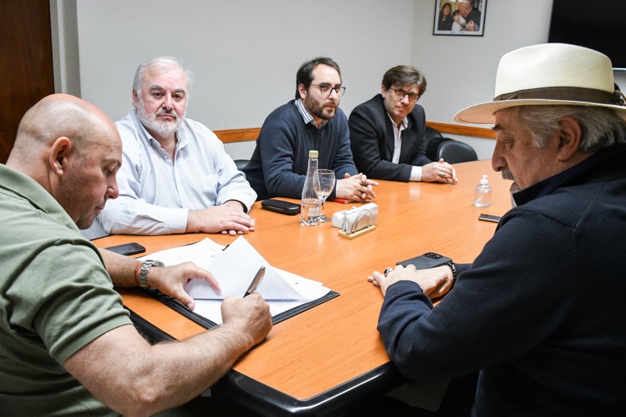 SASTRE FIRMÓ UN CONVENIO MARCO PARA FORTALECER EL EJE INDUSTRIAL ENTRE PUERTO MADRYN Y COMODORO RIVADAVIA