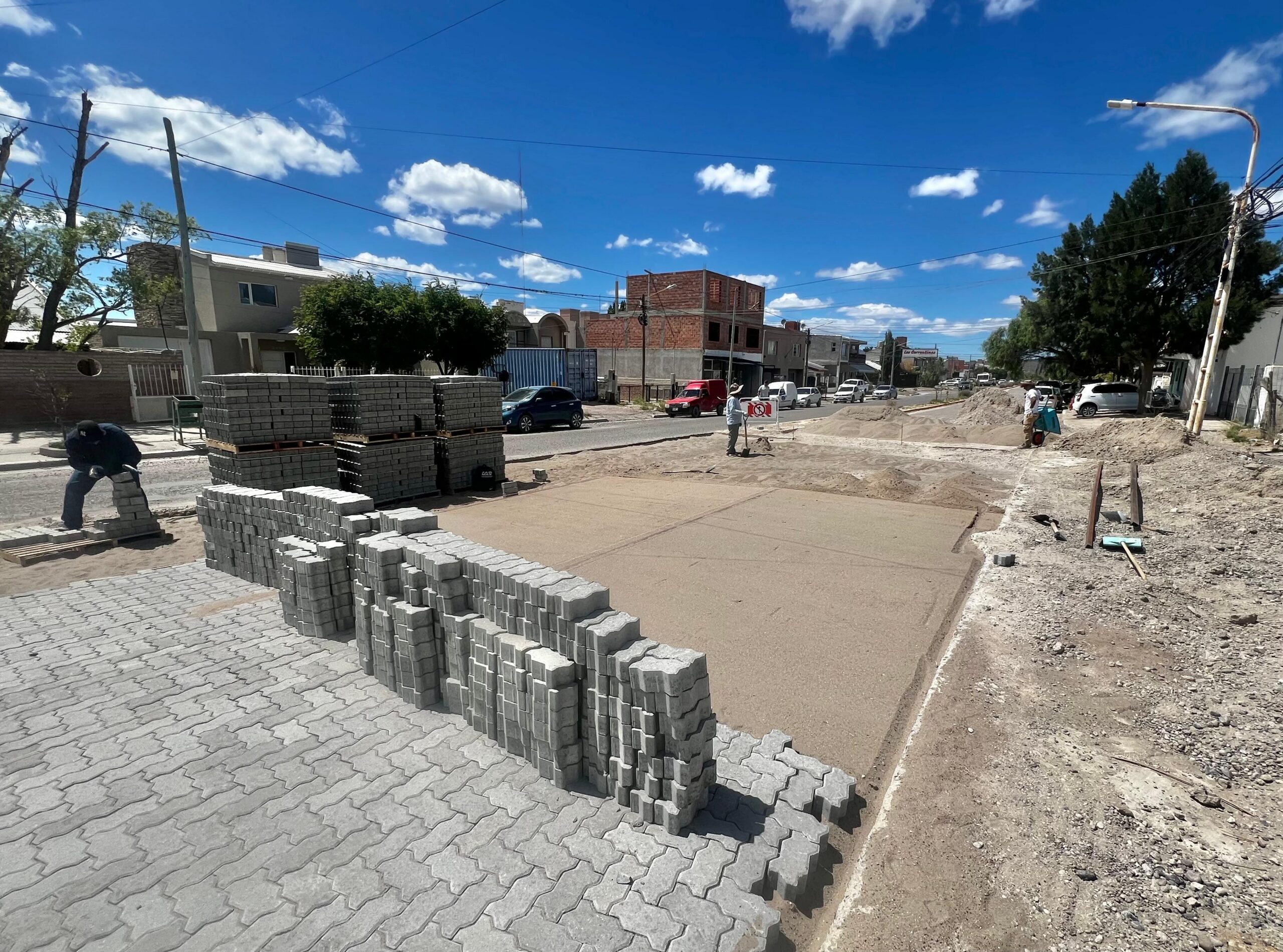 AVANZAN LAS OBRAS DE ADOQUINADO EN ALVEAR Y SE MANTIENE EL CORTE TOTAL DE TRÁNSITO