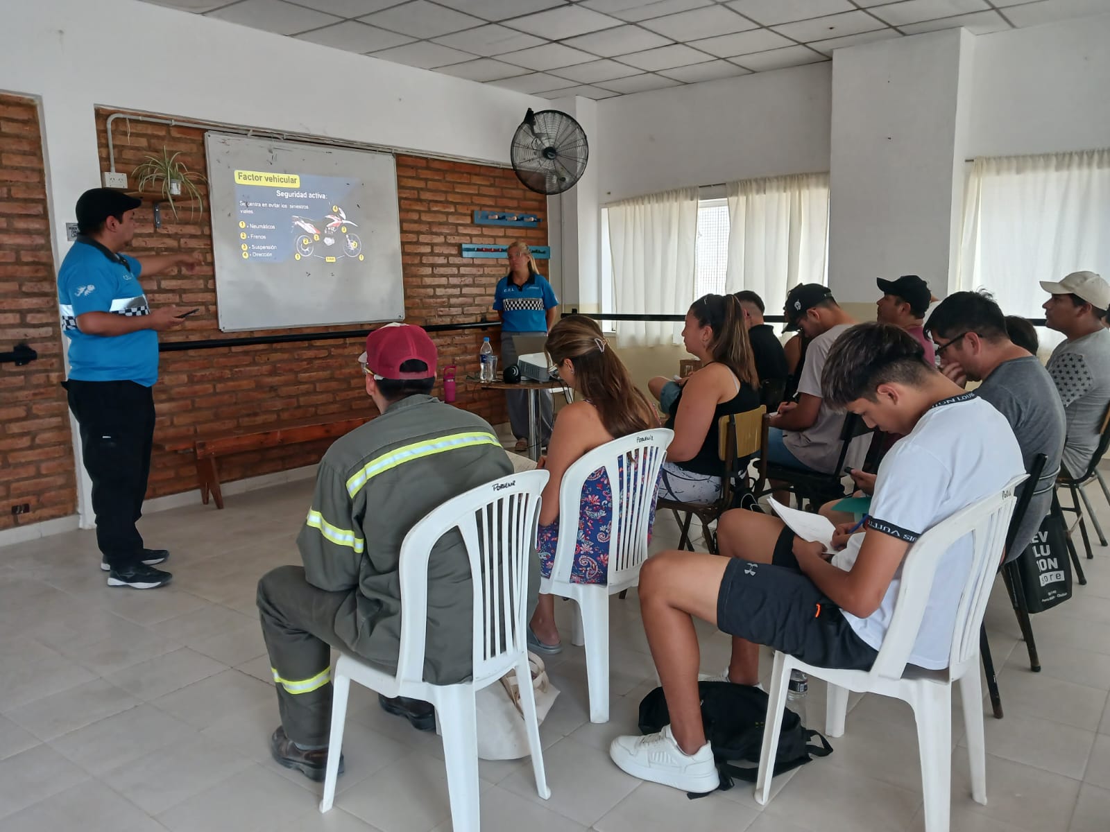 CONTINÚAN LAS CHARLAS EN LOS BARRIOS SOBRE EDUCACIÓN VIAL