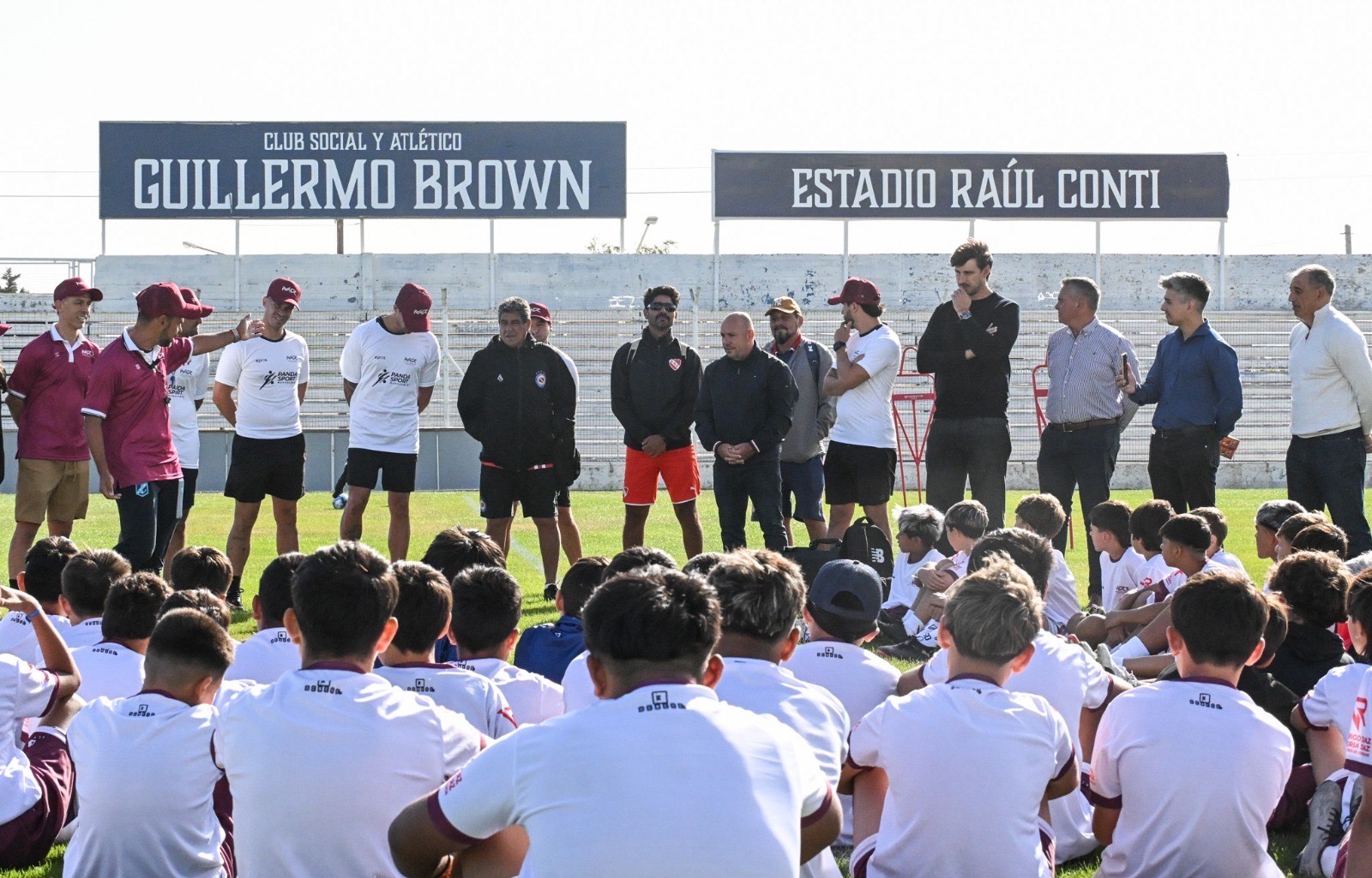 SASTRE VISITÓ LA CLÍNICA DE FÚTBOL DE MARTÍN ROLLE EN EL CLUB SOCIAL Y ATLÉTICO GUILLERMO BROWN