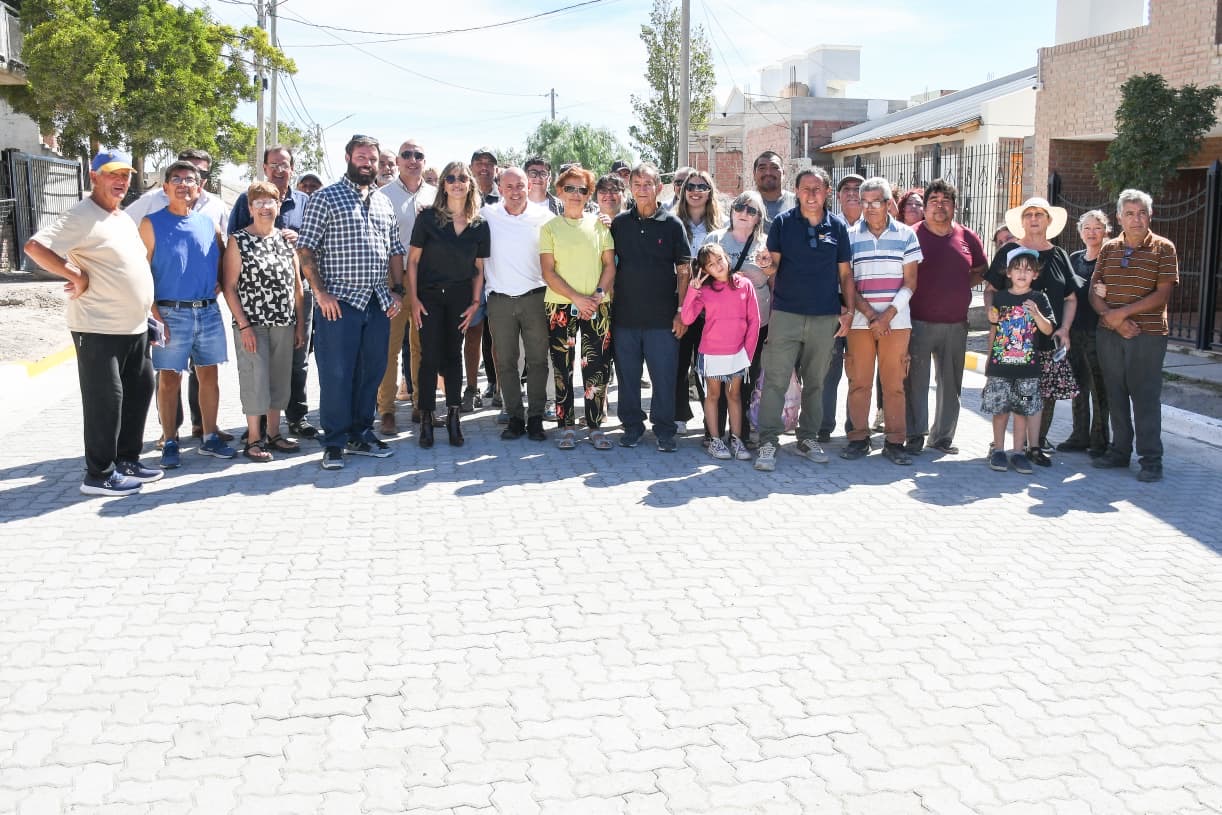 SASTRE SIGUE INAUGURANDO CALLES DE ADOQUINADO EN LOS DISTINTOS SECTORES DE PUERTO MADRYN