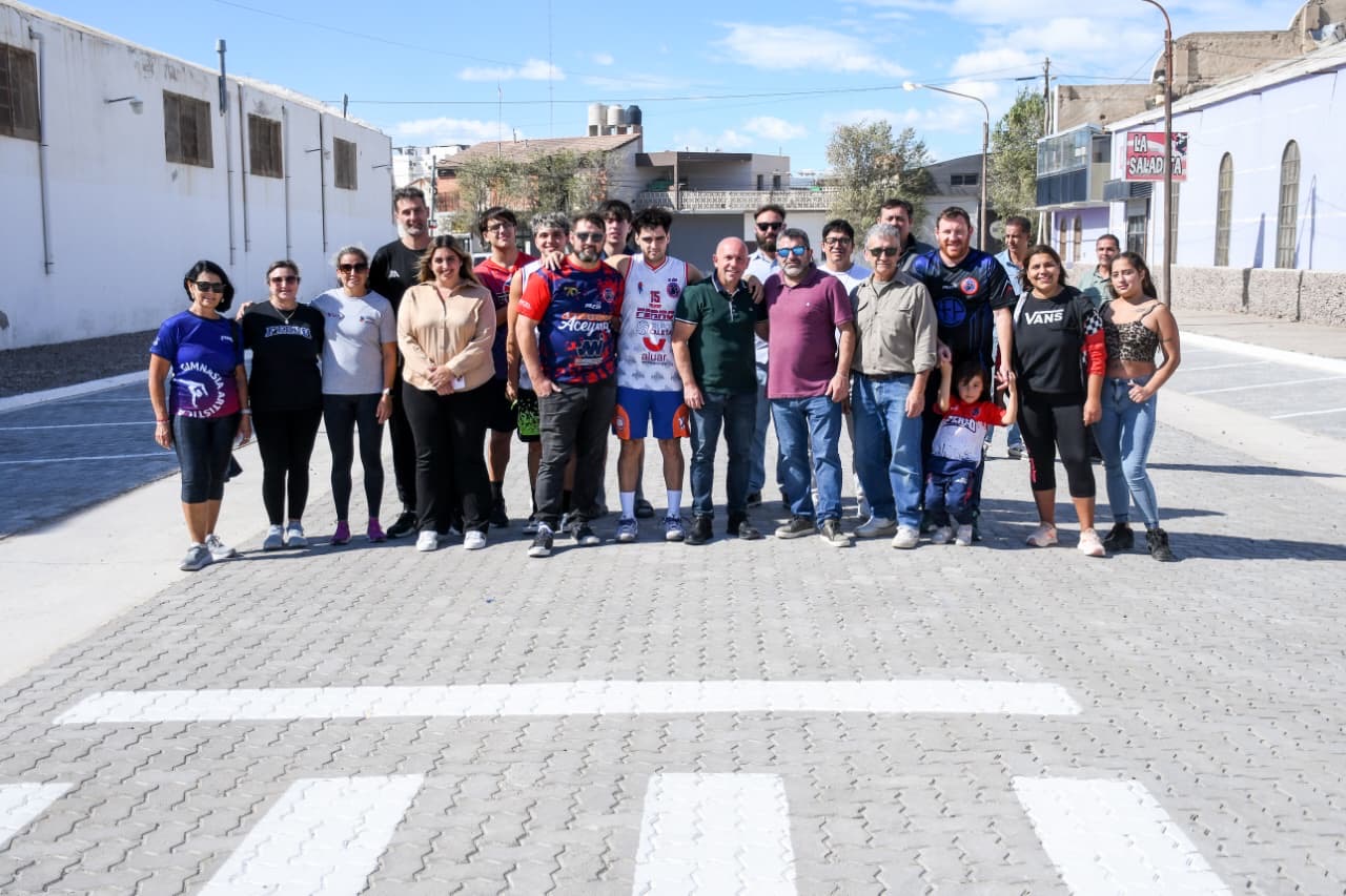 EL INTENDENTE CONTINÚA INAUGURANDO CALLES DE ADOQUINADO EN LOS DISTINTOS BARRIOS