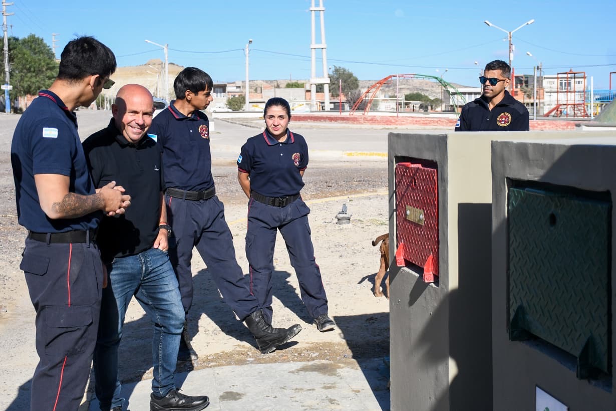 EL INTENDENTE INAUGURÓ UN PUNTO DE ABASTECIMIENTO SEGURO EN EL BARRIO PERÓN PARA OPTIMIZAR EL TRABAJO DE LOS BOMBEROS