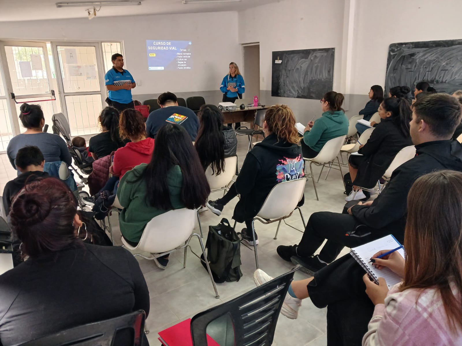 CONTINÚAN LOS CURSOS DE SEGURIDAD VIAL EN LOS BARRIOS