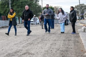SASTRE RECORRIÓ LA OBRA DE ADOQUINADO EN LA CALLE ROBERTO GÓMEZ