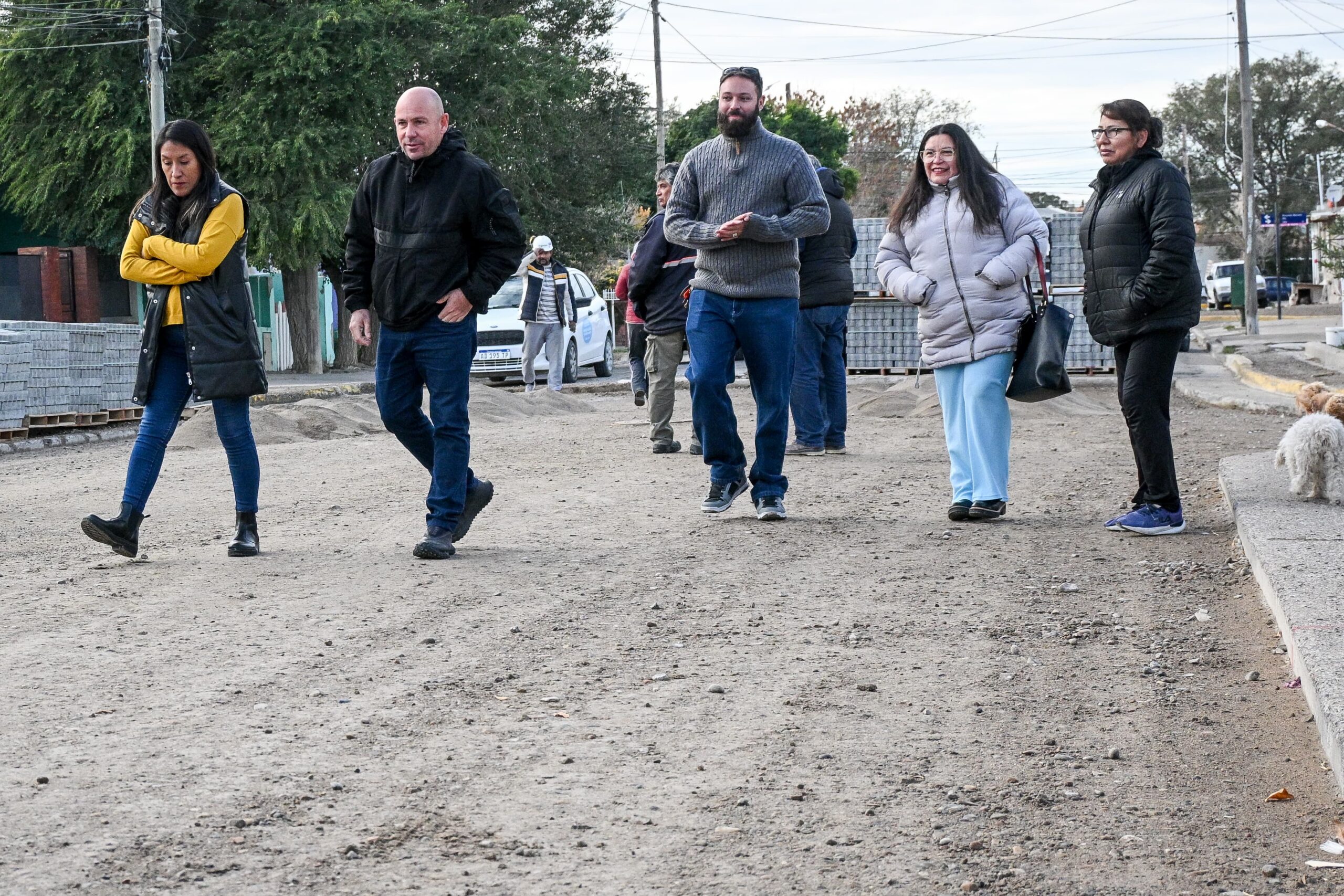 SASTRE RECORRIÓ LA OBRA DE ADOQUINADO EN LA CALLE ROBERTO GÓMEZ