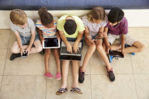 INVITAN A LA CHARLA “PENSAR LAS INFANCIAS Y ADOLESCENCIAS EN UN ENTORNO DIGITAL”
