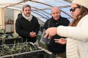 “INVERTIR EN CIENCIA ES APOSTAR AL FUTURO”: SASTRE RECORRIÓ EL JARDÍN BOTÁNICO DEL CENPAT
