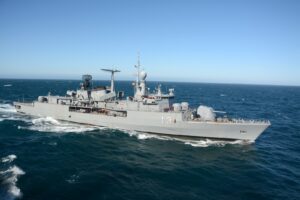 LLEGA EL ROMPEHIELOS ARA ALMIRANTE IRÍZAR A PUERTO MADRYN Y HABRÁ JORNADAS DE PUERTAS ABIERTAS EN BUQUES DE LA ARMADA ARGENTINA