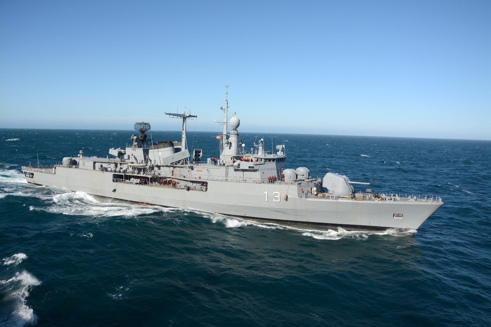 LLEGA EL ROMPEHIELOS ARA ALMIRANTE IRÍZAR A PUERTO MADRYN Y HABRÁ JORNADAS DE PUERTAS ABIERTAS EN BUQUES DE LA ARMADA ARGENTINA