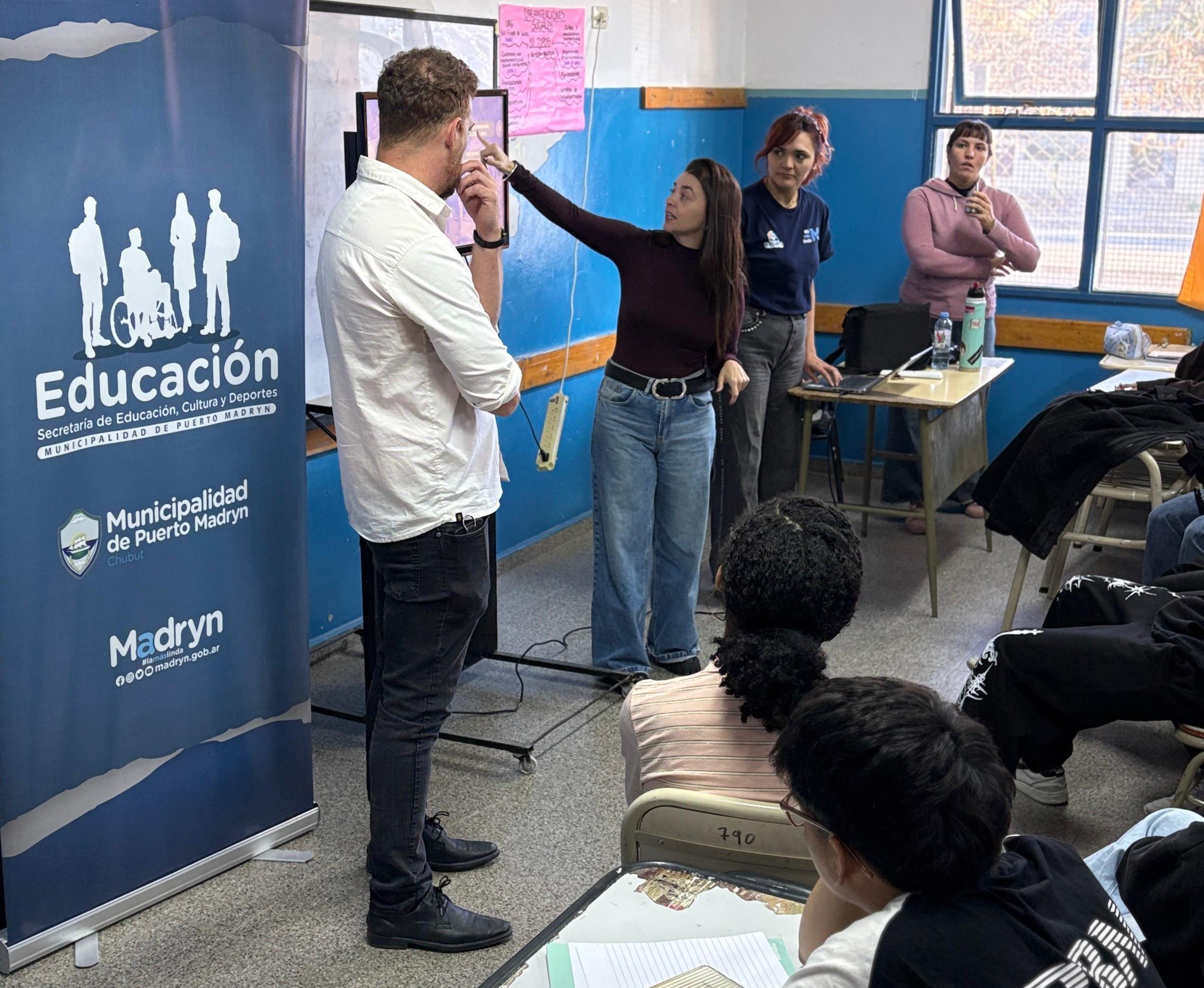 LAS ESCUELAS SECUNDARIAS RECIBEN CON GRAN INTERÉS LA EXPO ITINERANTE DEL CENTRO DE GESTIÓN UNIVERSITARIA