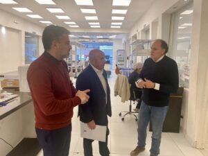 EL INTENDENTE RECORRIÓ LA FÁBRICA DE PRIMA IMPLANTES S.A. EN BUENOS AIRES