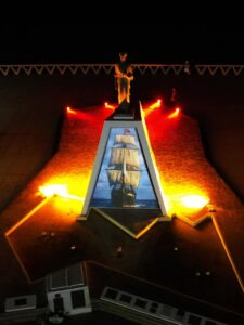EL MONUMENTO A LA GESTA GALESA SE ILUMINÓ CON UNA NOVEDOSA PROPUESTA