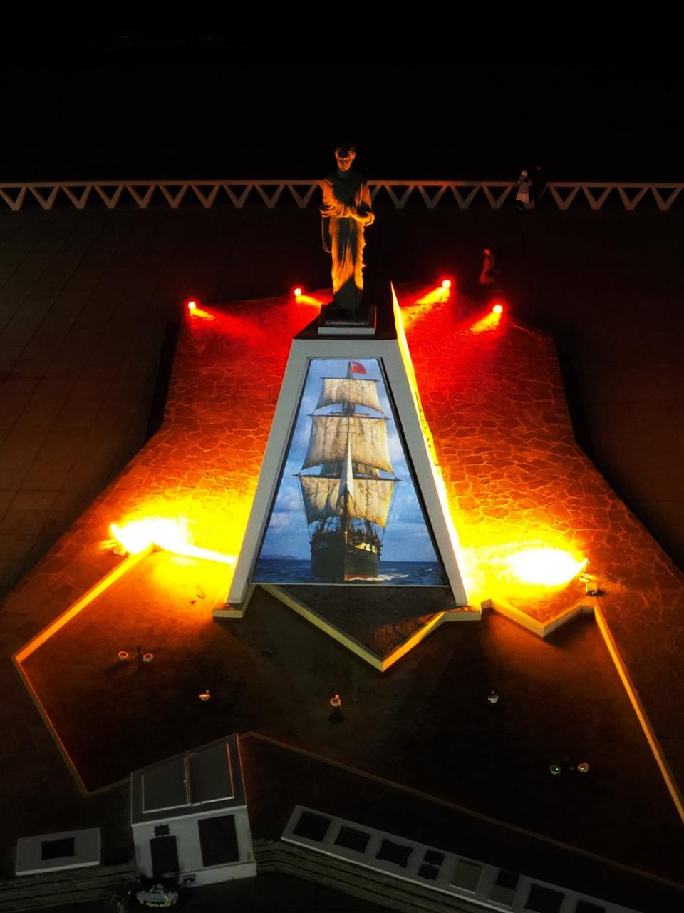 EL MONUMENTO A LA GESTA GALESA SE ILUMINÓ CON UNA NOVEDOSA PROPUESTA