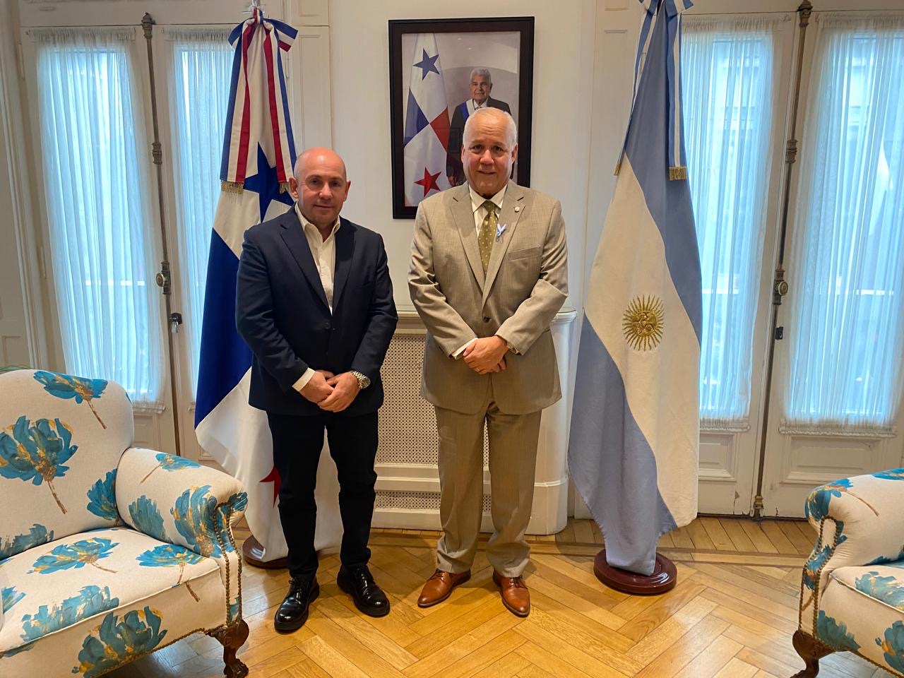 SASTRE SE REUNIÓ CON EL EMBAJADOR DE PANAMÁ EN BUENOS AIRES